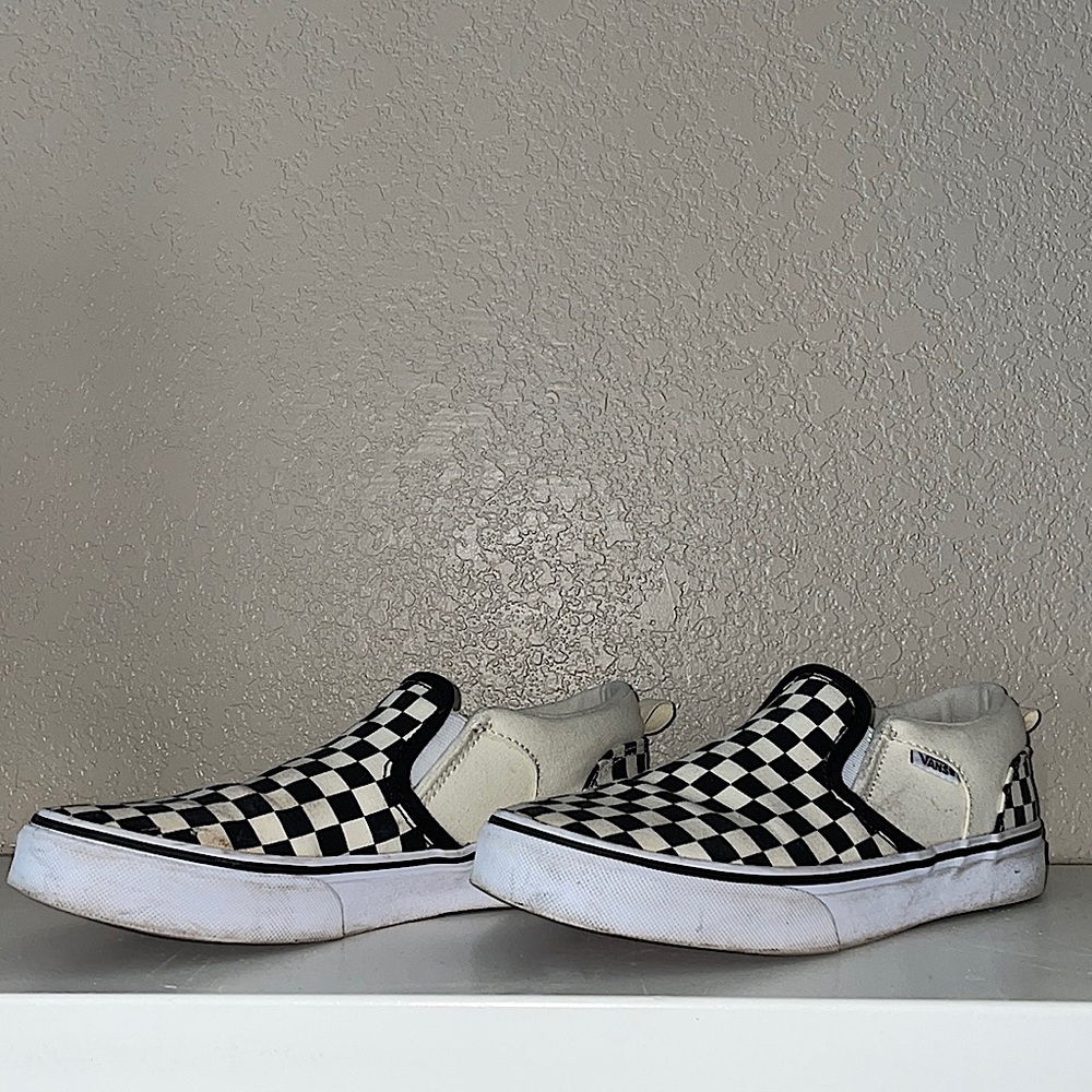 Vans off the Wall classic checkered slip on. Black and white. Size 6Y